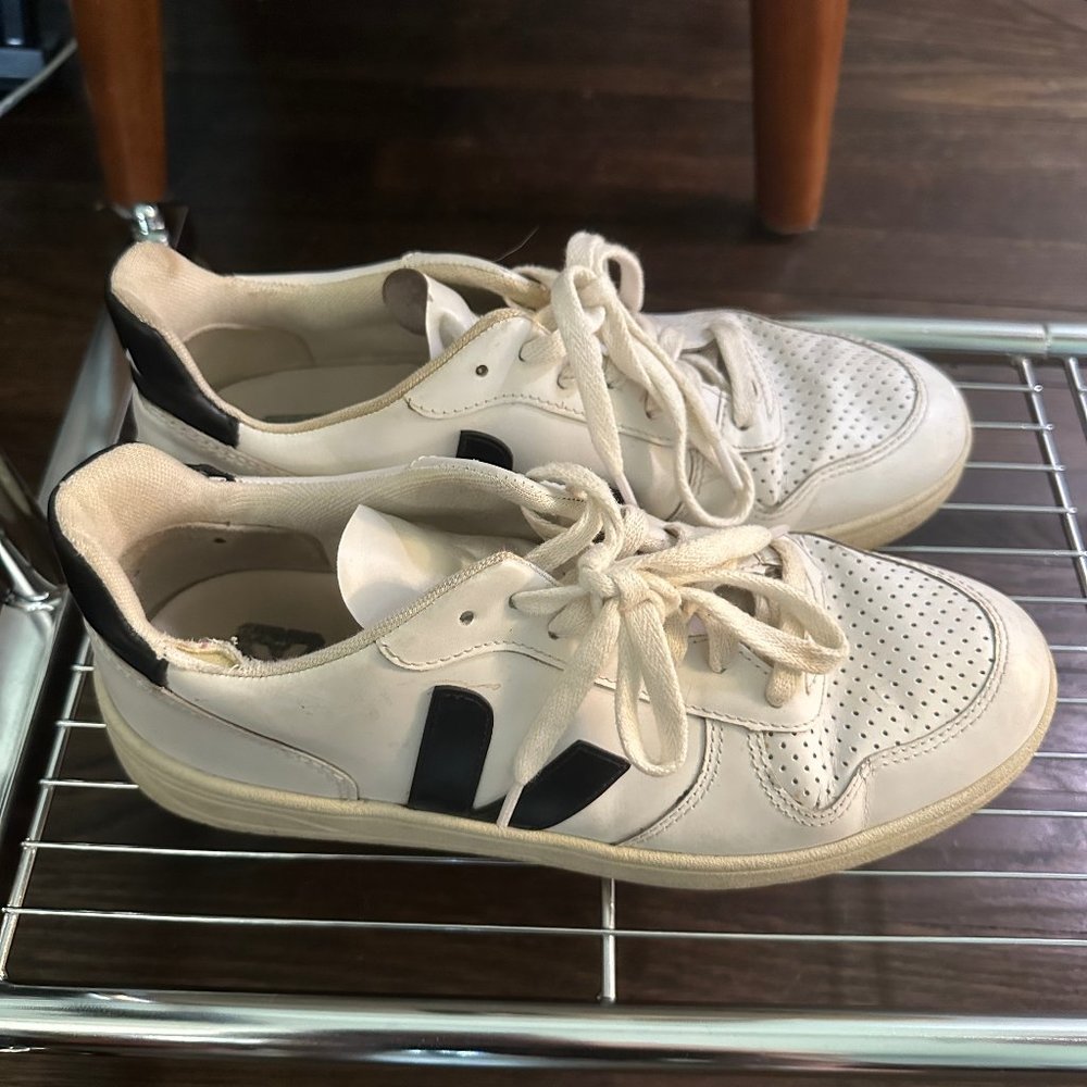 Veja V-10 Black and White